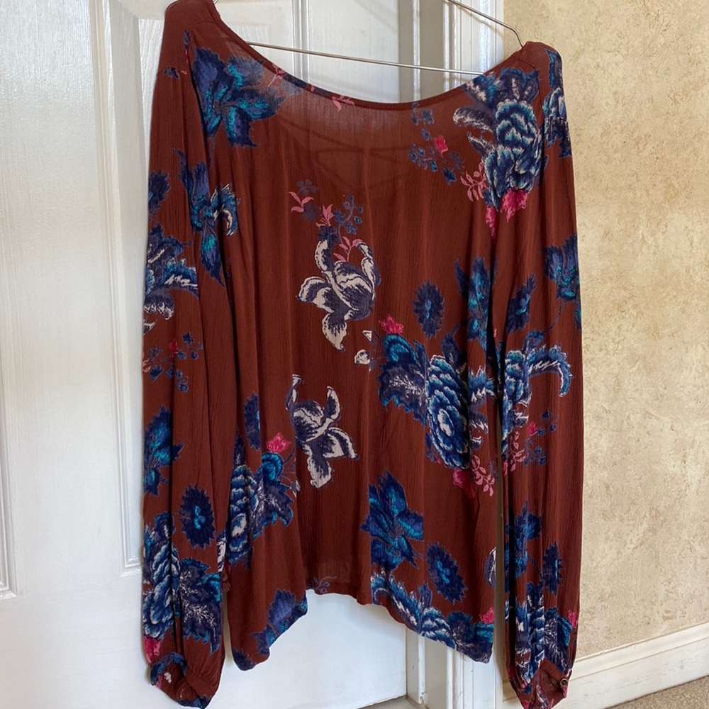 Billabong long sleeve top. Size medium. Good condition.